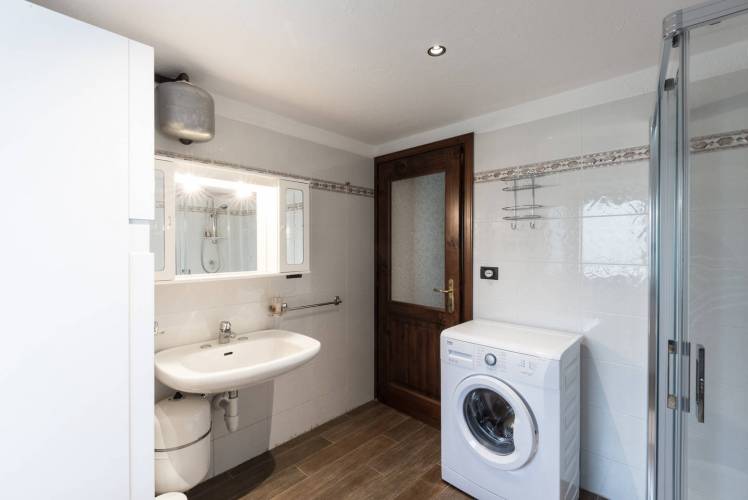 Residence Le Petit Coeur - Bathroom with washing machine La Rozoou villa
