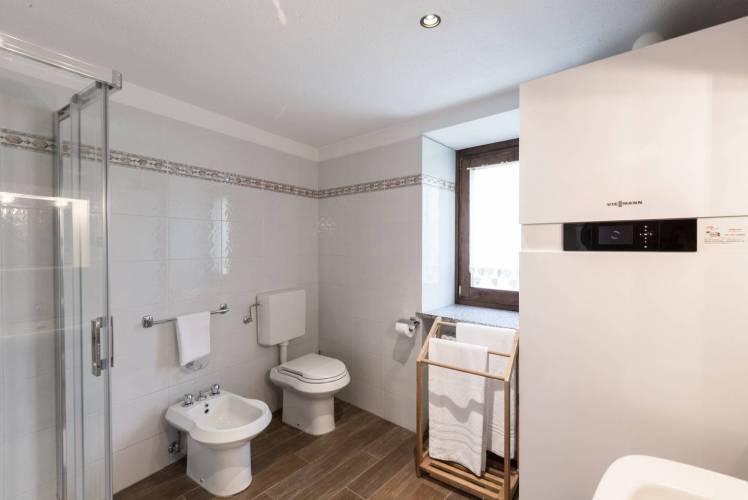 Residence Le Petit Coeur - Large bathroom with shower La Rozoou villa 