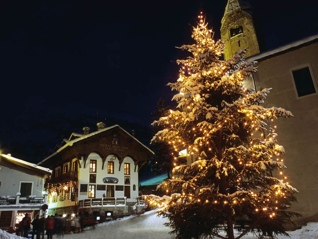 Courmayeur pearl of Alps - winter night - © AIAT Monte-Bianco