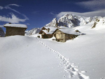 Residence Le Petit Coeur - Snow shoeing with Mont-Blanc view